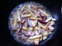 土豆葱头炒肉的做法