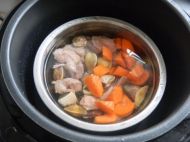 青蛾萝卜炖肉汤的做法
