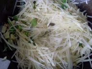 芹菜炒土豆丝的做法