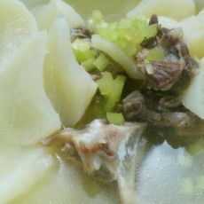 芹菜大骨萝卜汤的做法