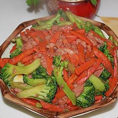 红萝卜西兰花炒午餐肉的做法