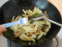 木耳腐竹炒白菜的做法