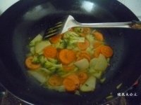 胡萝卜土豆炒西兰花的做法