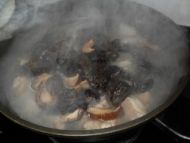 黑木耳小排汤的做法