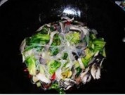 生菜鲜蘑炒粉的做法