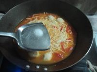 西红柿鱼丸汤面的做法