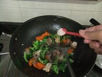 西兰花虾仁炒胡萝卜的做法