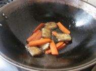 胡萝卜烧带鱼的做法
