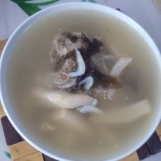 紫菜虾皮蘑菇猪骨汤的做法