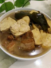 五花肉炖海带扣豆腐的做法