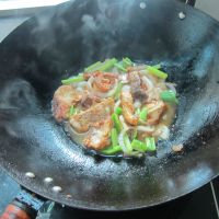 西芹洋葱煮鱼的做法