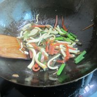 芹菜烤肠海带丝的做法