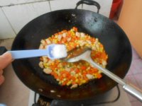 胡萝卜玉米炒虾仁的做法