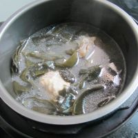猪骨海带汤的做法