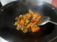 红萝卜冬菇焖鸡的做法