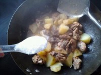 鸡腿肉焖土豆的做法