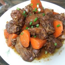 胡萝卜炖鸭肉的做法