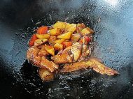 胡萝卜土豆烧鸡翅的做法