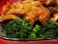 冬菇鸡腿肉烩西兰花的做法