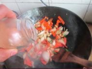 萝卜洋葱炒鸡肉的做法