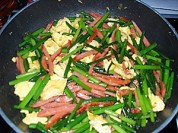 火腿炒韭菜苔的做法