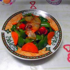 青椒胡萝卜炒腊肉的做法