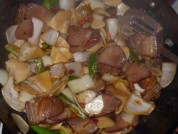 腊肉炒尖椒土豆的做法