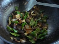 青椒香菇炒腊肉的做法