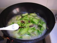 腊味毛豆丝瓜汤的做法