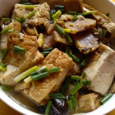 香菇腊肉炖豆腐的做法
