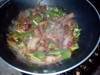 青椒杂菇炒腊肉的做法