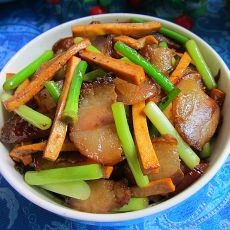 腊肉豆腐干炒蒜苔的做法