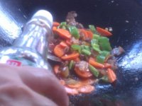 胡萝卜青椒炒腊肉的做法