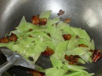 腊肉炒莴苣的做法