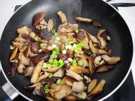 五花肉炒香菇的做法