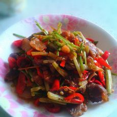 红椒芹菜炒腊肉的做法