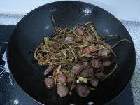 茶树菇炒腊肠的做法