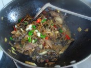腌菜腊肉焖鱼干的做法