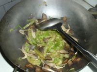 腊肉炒白菜平菇的做法