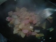 土豆片炒香肠的做法