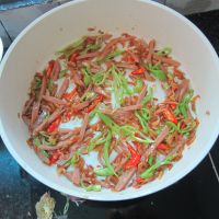 双椒火腿炒米虾的做法