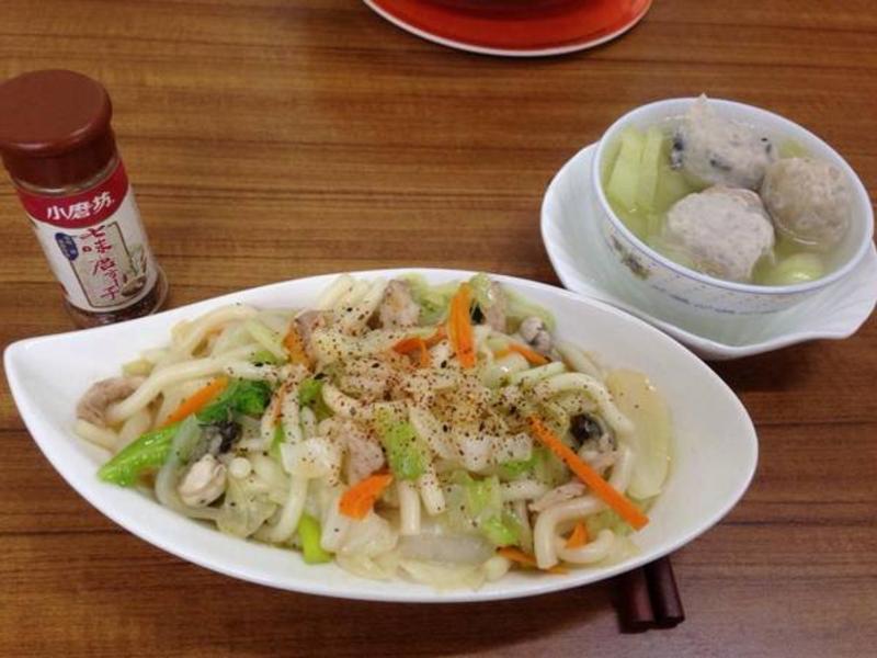 家常菜-海鲜炒乌龙面+黄瓜3丸汤的做法